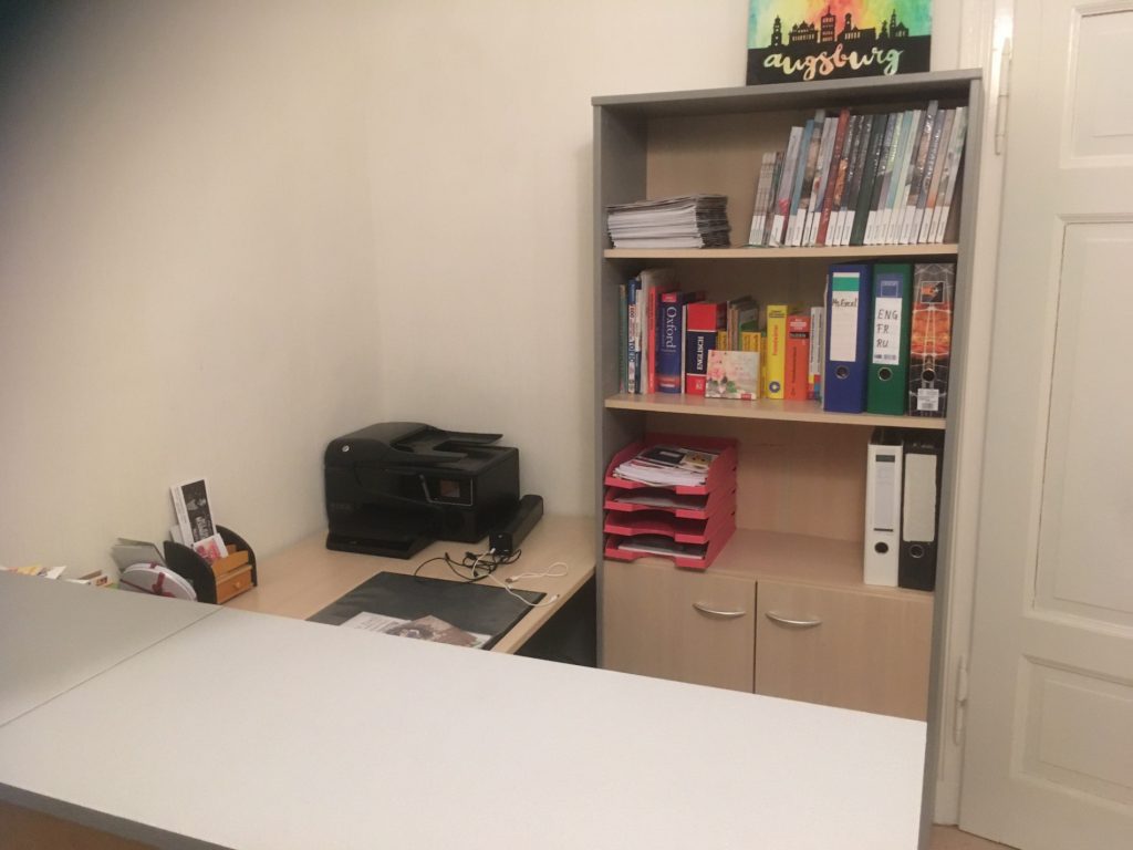 Hochschrank im Büro mit Schreibtisch und kleinen Schränken als Raumtrenner nach dem Coaching